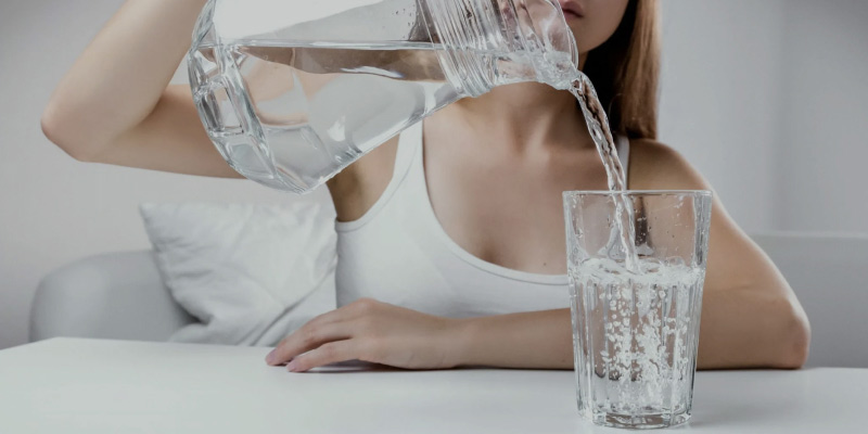 Почему так важно пить достаточно воды во время беременности?