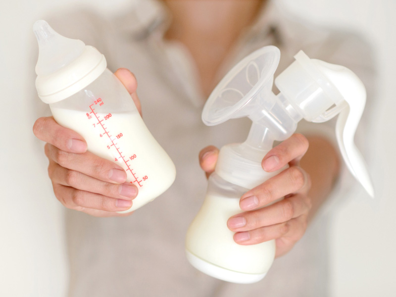 Как правильно сцеживать грудное молоко?