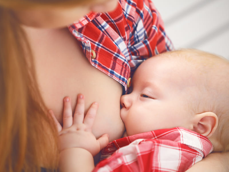 Нужно ли давать дополнительно воду новорожденным при грудном вскармливании?