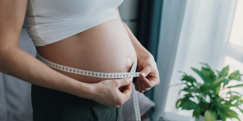 Измерение живота беременной сантиметровой лентой