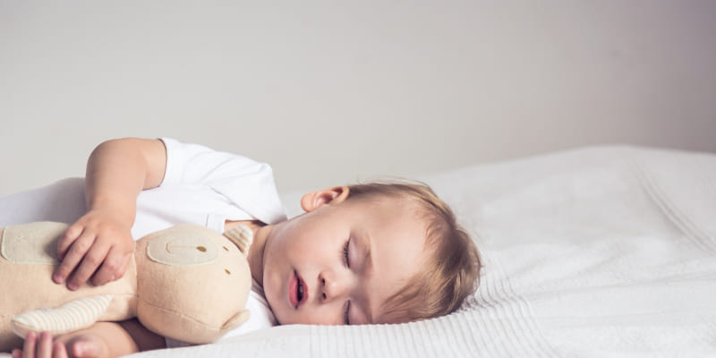 Как меняется потребность в дневном сне в зависимости от возраста