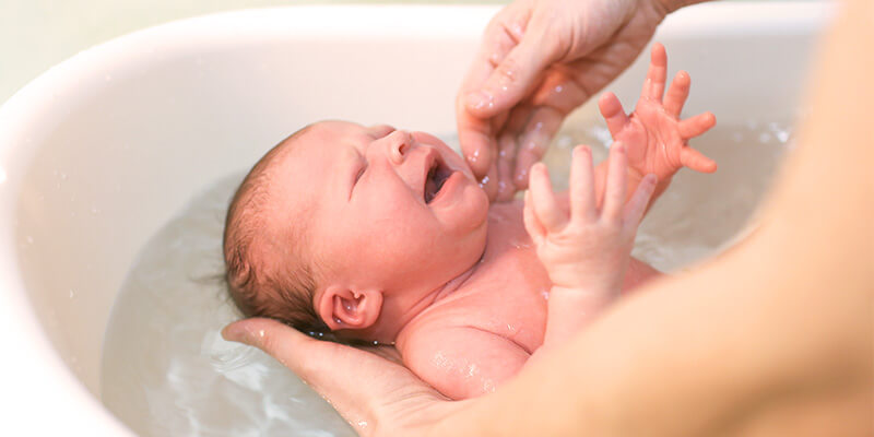 Как купать новорожденного ребенка первый раз дома | Первое купание  новорожденного малыша после роддома