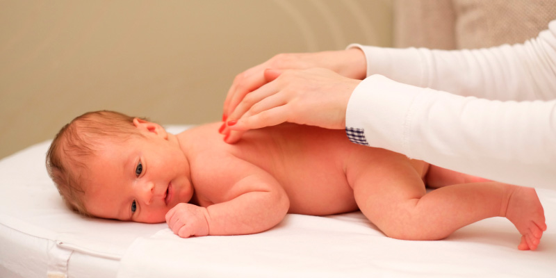 Как делать массаж новорожденному ребенку?