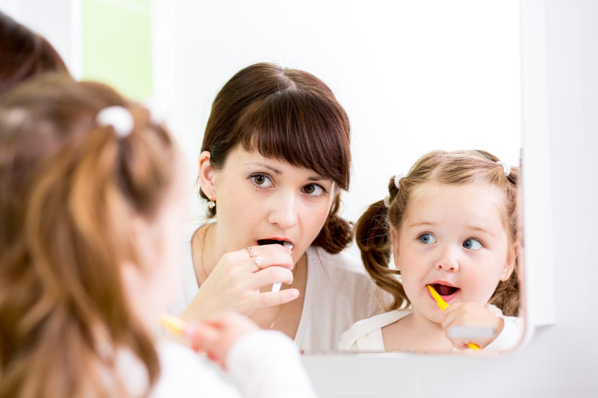 С какого возраста чистить зубы ребенку нужно самому?