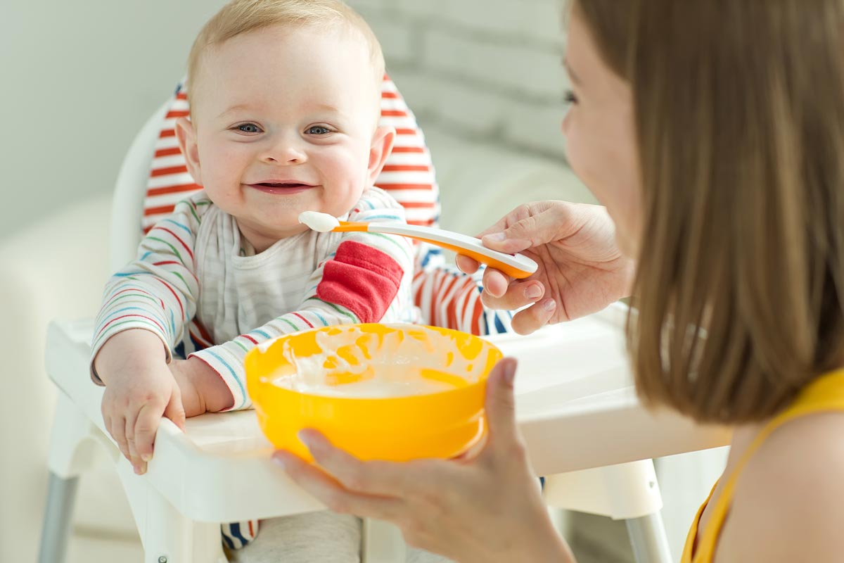 Чему должен научиться малыш, прежде чем будет готов есть ложкой самостоятельно?