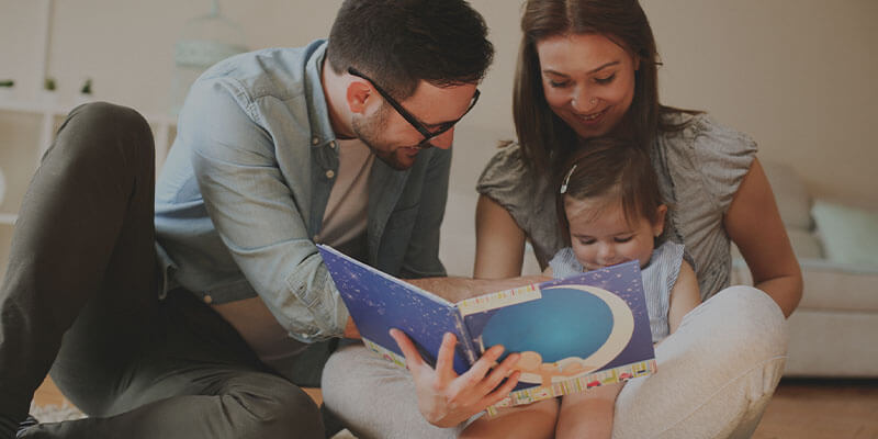 Мама и папа читают с ребенком