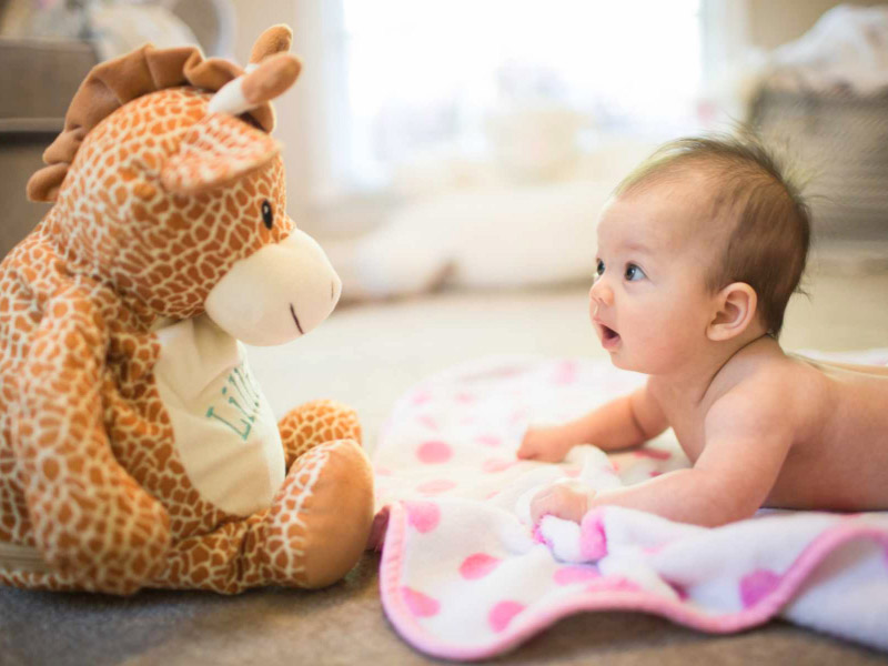 Почему важно поддерживать голову ребенка в первые месяцы?
