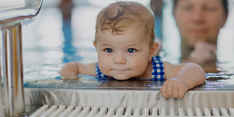 Плавание малыша в бассейне