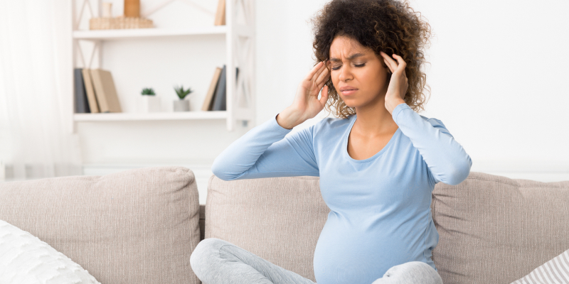 Почему болит голова при беременности?