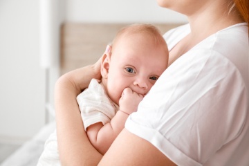 Младенец мало ест: что делать?