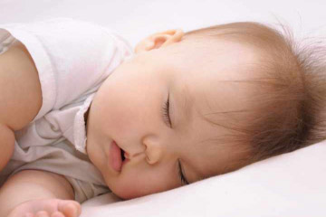 Ребенок стонет во сне: почему и что делать?