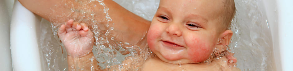 Как держать малыша во время купания?