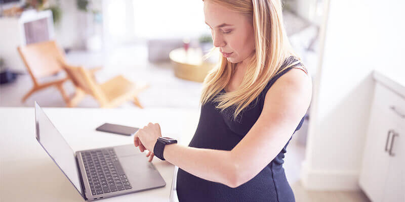 Сколько времени проходит между появлением признаков родов при первой беременности и рождением малыша?