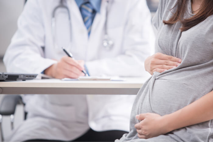 После постановки на учет беременные женщины обязаны регулярно посещать женскую консультацию?