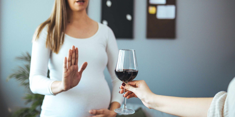 Любые дозы алкогольных напитков вне зависимости от срока беременности строго запрещены