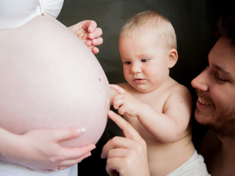 Можно ли кормить грудью при беременности?