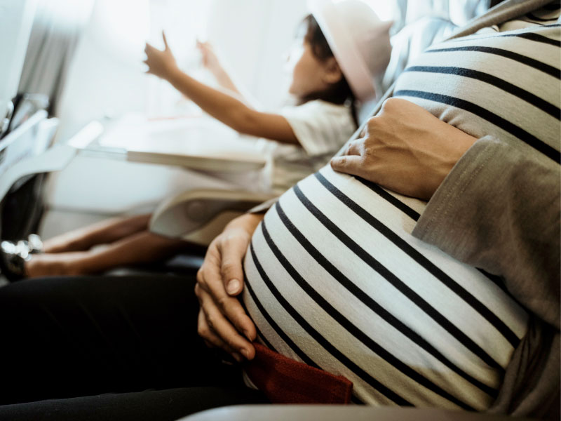 Кому лучше воздержаться от полетов во время беременности?