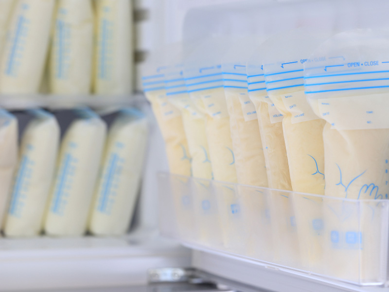 Сколько хранится грудное молоко после сцеживания?