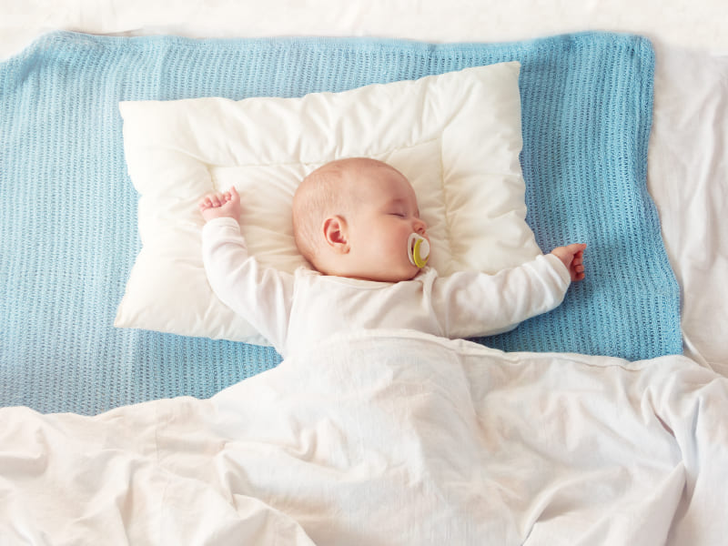А если у малыша кривошея или рефлюкс — нужна ли подушка?
